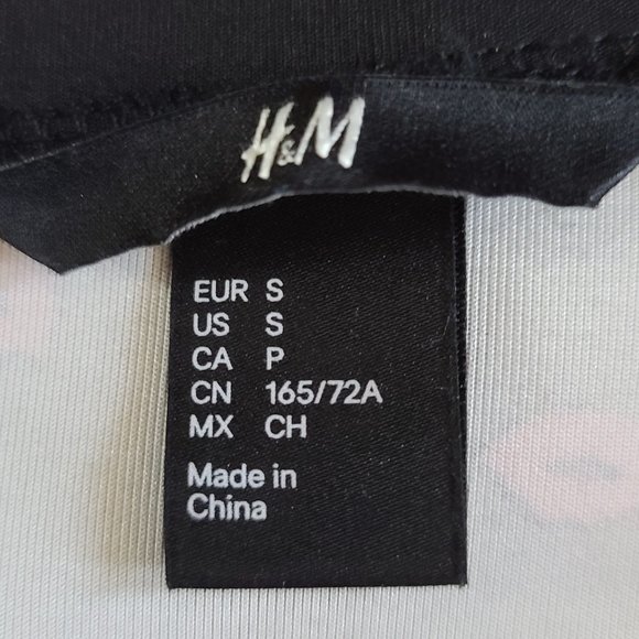 H&M Black Pencil Skirt with Pink Lip Pattern - Picture 4 of 5